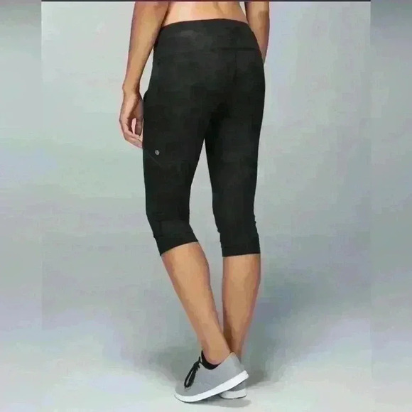 Lululemon Run For Fun Crop  Full-On Luxtreme Savasana Camo 20cm Black size 6 - Picture 4 of 14